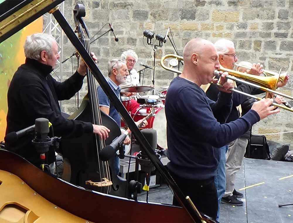 Sound check avec wind factor, les Haricots Rouges : Pierre Jean (trompette, piano, accordéon, chant). Christophe Deret (trombone, chant). Alain Meaume (clarinette, chant). Michel Sénamaud (batterie, chant) Alain "Mumu" Huguet (contrebasse,soubassophone, chant). Nobert "Roro" Congréga (banjo, guitare, chant)