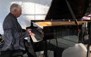 Jean-Yves Poupin faisant connaissance avec le piano avant le concert du soir, dans le cadre de Jazz in Fort l'Ecluse, pour sa délocalisation mensuelle dans ce superbe monument historique.