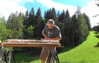 Préparation mécanique de piano à queue, pour stages musicaux en altitude: ponçage des marteaux, affutage des ressorts de répétition, fartage des rouleaux.