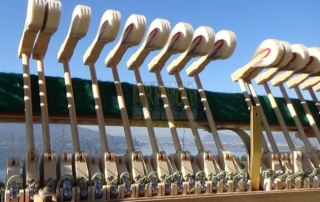 Montage jeu de noix de marteaux sur mécanique Renner de piano droit Ibach, lac d'Annecy