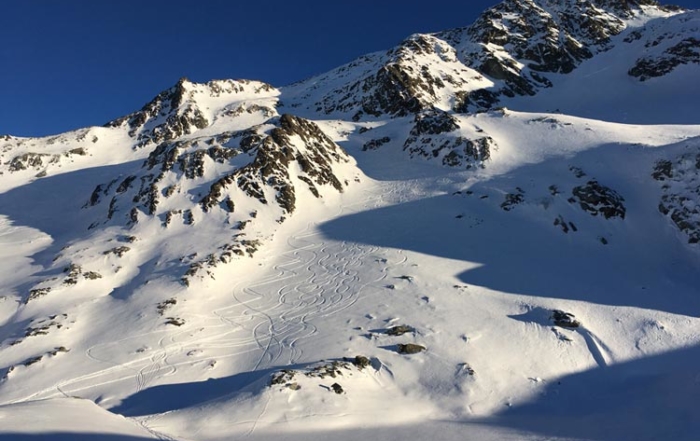 La montagne en hiver, Val Thorens, 1er janvier 2025 : Alors que le pianiste, Pascal Gallet, se met le piano dans les doigts, l'office du tourisme de Val Thorens m'offre une aération des tympans ... While the pianist is rehearsing, the tuner's eardrums are taking a fresh break, thanks to the organiser !